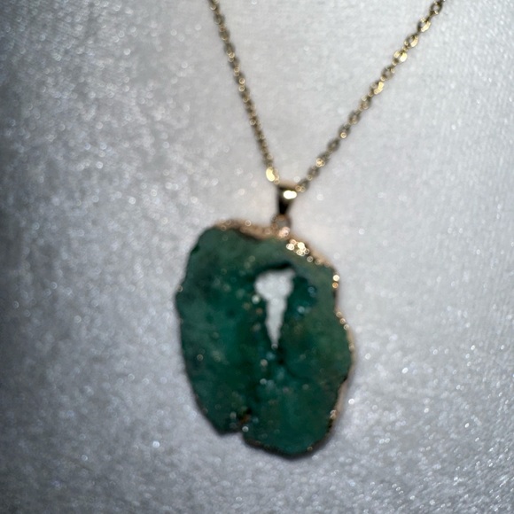 Raw Green Amethyst Crystal Quartz Druzy Pendant Gold tone plated Necklace - Picture 11 of 11